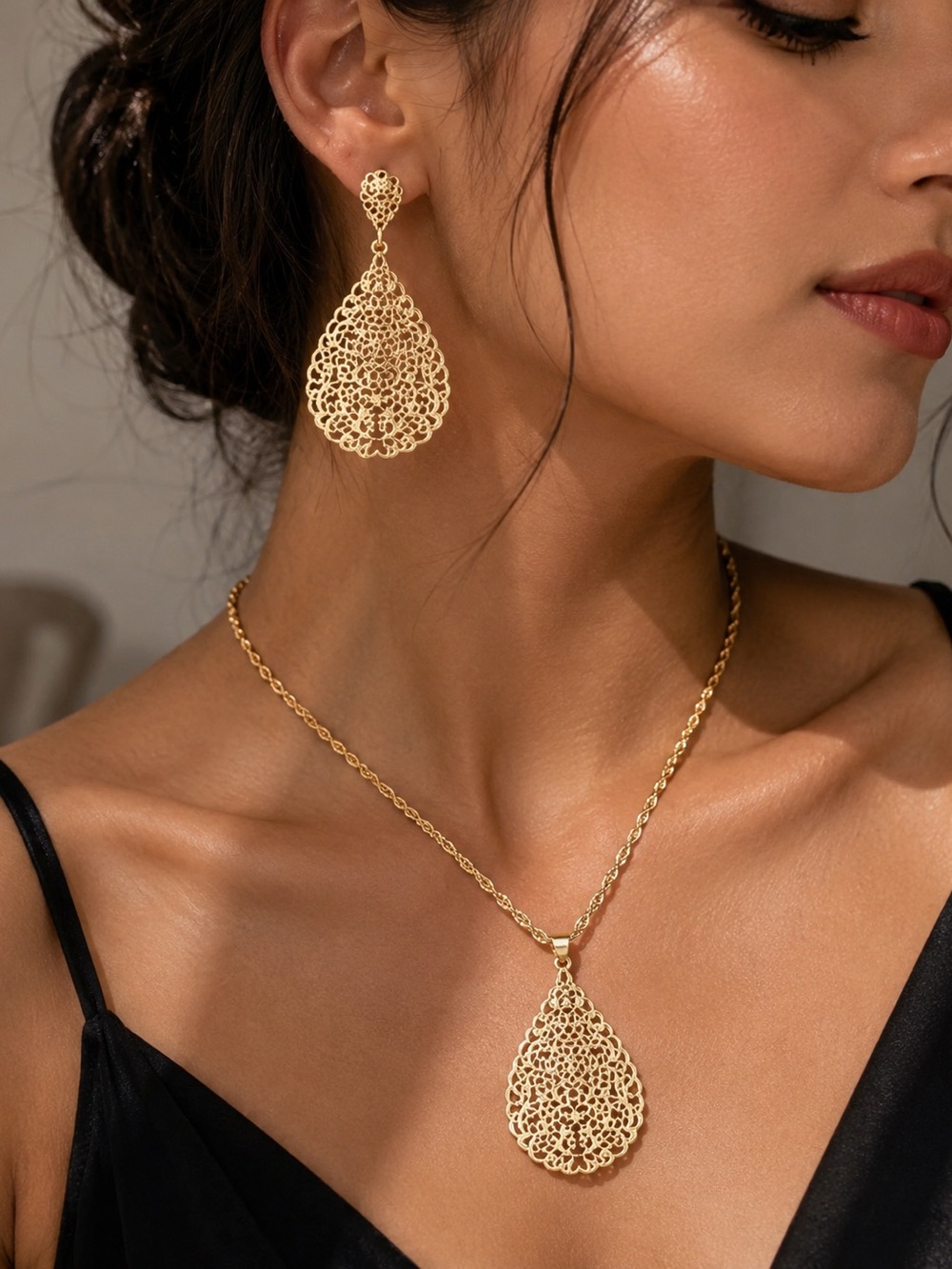 Elegant Gold Filigree Teardrop Necklace & Earrings Set